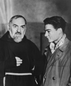 Foto ricordo del giovane Elia Stelluto con Padre Pio.