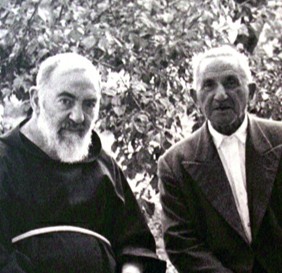 Padre Pio con il fratello maggiore Michele Forgione.