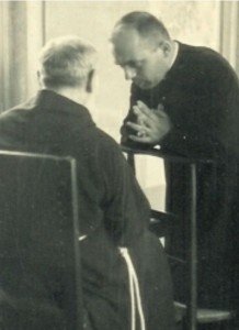 Don Attilio durante una confessione con P. Pio.