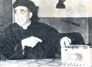 Don Umberto Terenzi mostra i registratori che usò per violare il segreto confessionale.