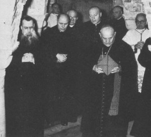Venezia, 16 dicembre 1957. I vescovi del Triveneto rendono omaggio alle tombe dei patriarchi. Si riconoscono Bortignon e (sinistra) e Roncalli (destra)