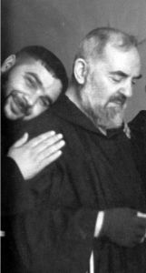 Il giovane P. Tarcisio con P. Pio.